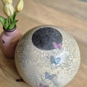 Urn met gekleurde vlindertjes