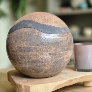 Unieke urn in natuurlijke rood bruine kleur