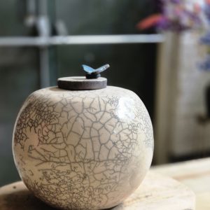 Unique urn met vlindertje