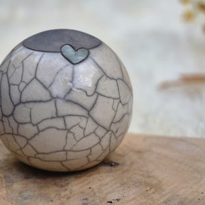 Urntje met groen hartje , handgemaakt in eigen atelier