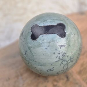 Zacht groene urn met kluifje