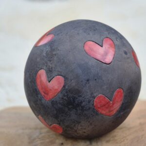 Hartenurn met rode harten rondom