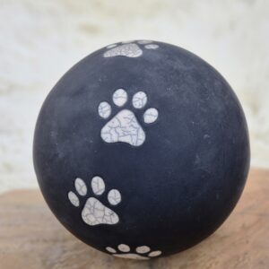 donkere urn met pootjes