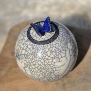 Vlinderurn met geboetseerde blauwe vlinder - 850ml